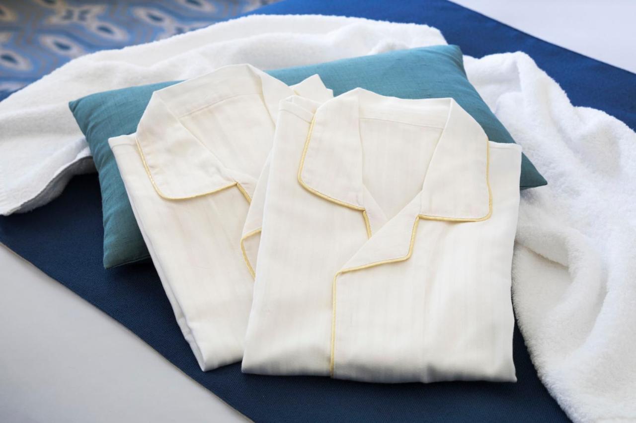 The Tokyo Station Hotel Eksteriør bilde A bathrobe