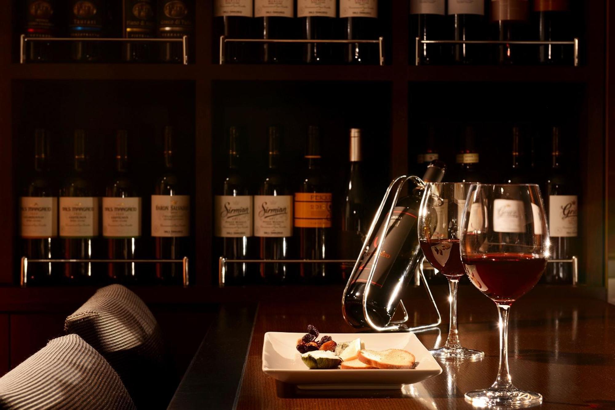 The Tokyo Station Hotel Eksteriør bilde Wine and cheese