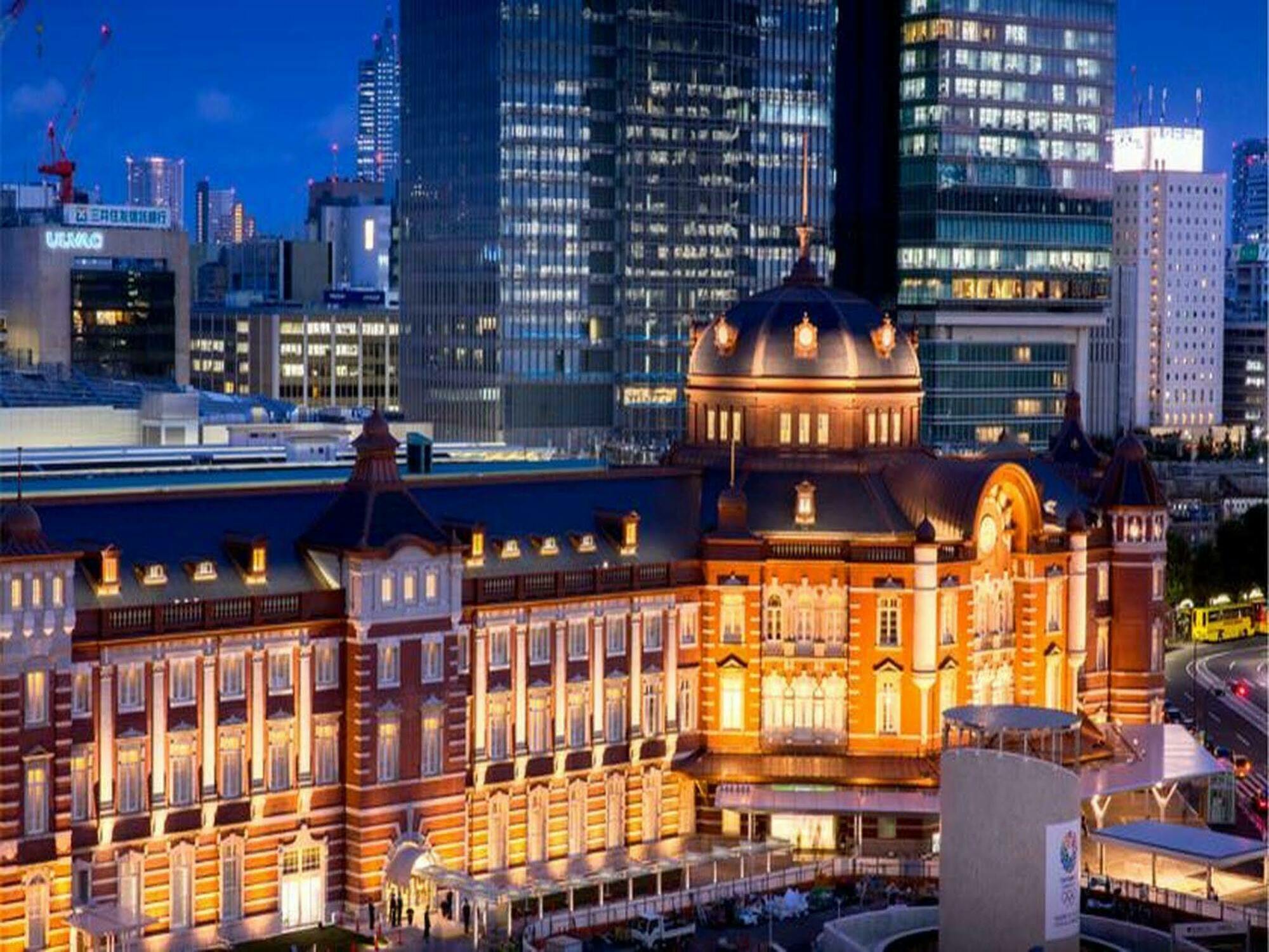 The Tokyo Station Hotel Eksteriør bilde The station building at night